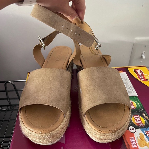 Platform sandals - Picture 2 of 3